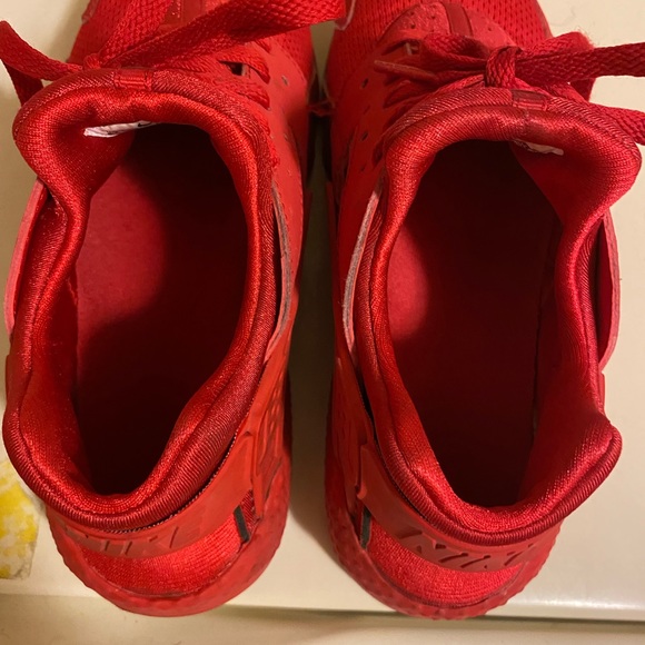 Nike Boys Red Huarache - Picture 4 of 5